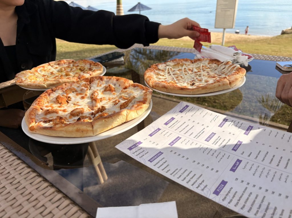 エジプト、イスマイリアのメルキュールカフェレストランのピザ