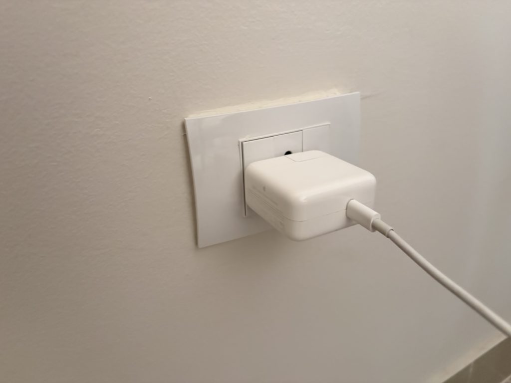 エジプトの電気の差し込み口で充電する様子