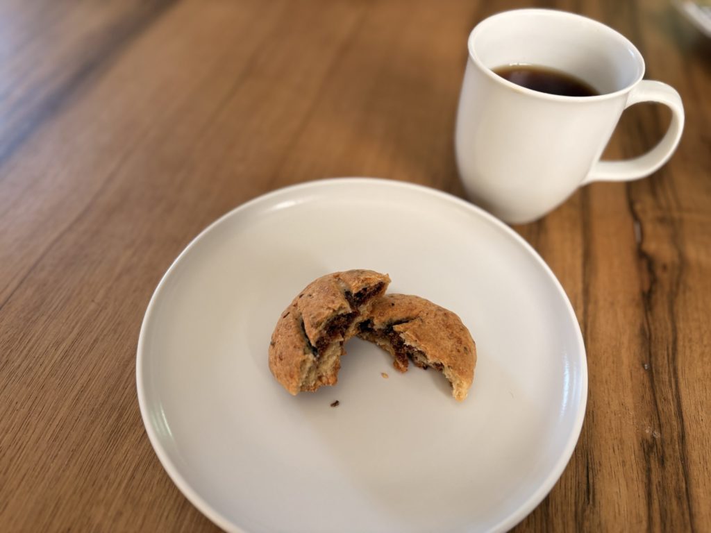 デーツのペーストが入った軽食パン
