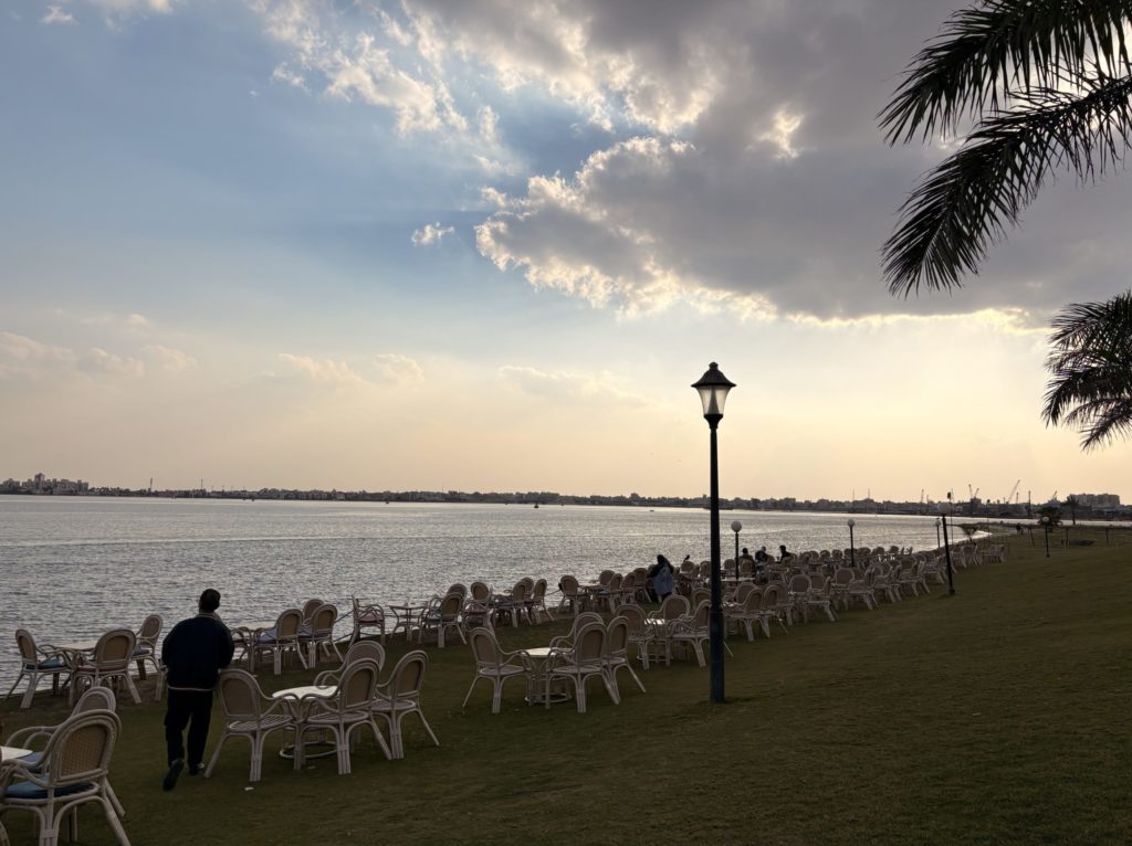 エジプト、イスマイリアのメルキュールホテルから見えるティムサーハ湖