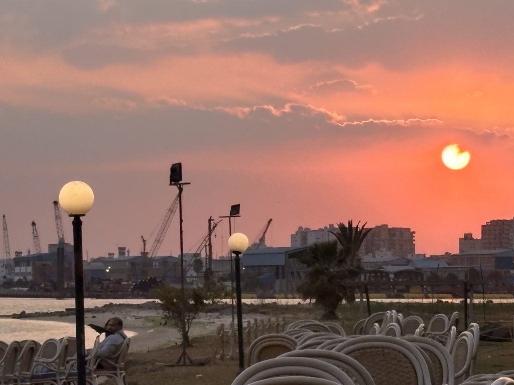 エジプト、イスマイリアのメルキュールカフェレストランから見える夕日