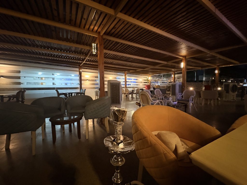 エジプト、イスマイリアのメルキュールカフェレストランの室内の様子