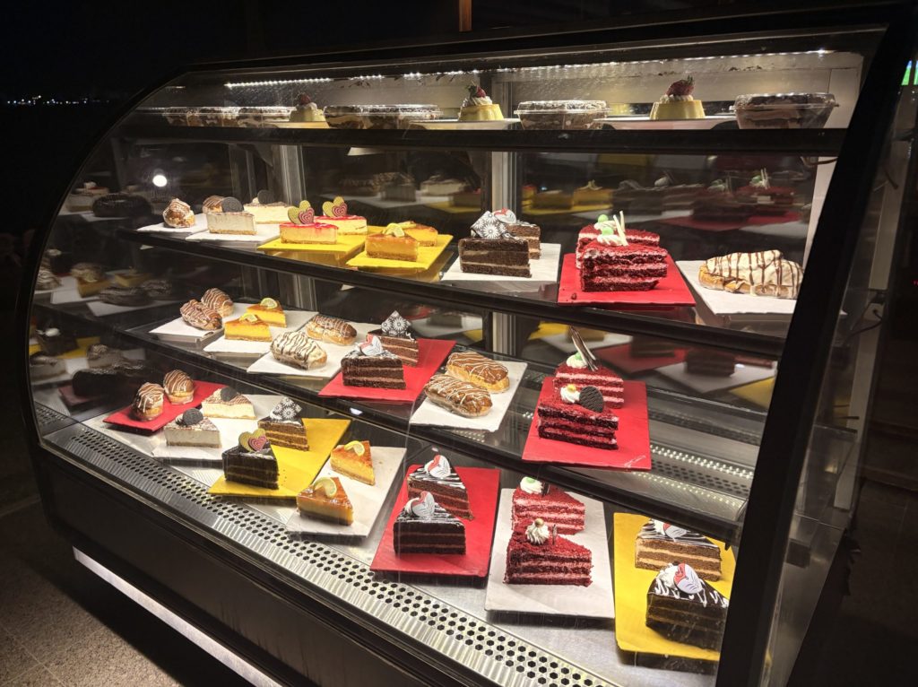 エジプト、イスマイリアのメルキュールカフェレストランのケーキのショーケース