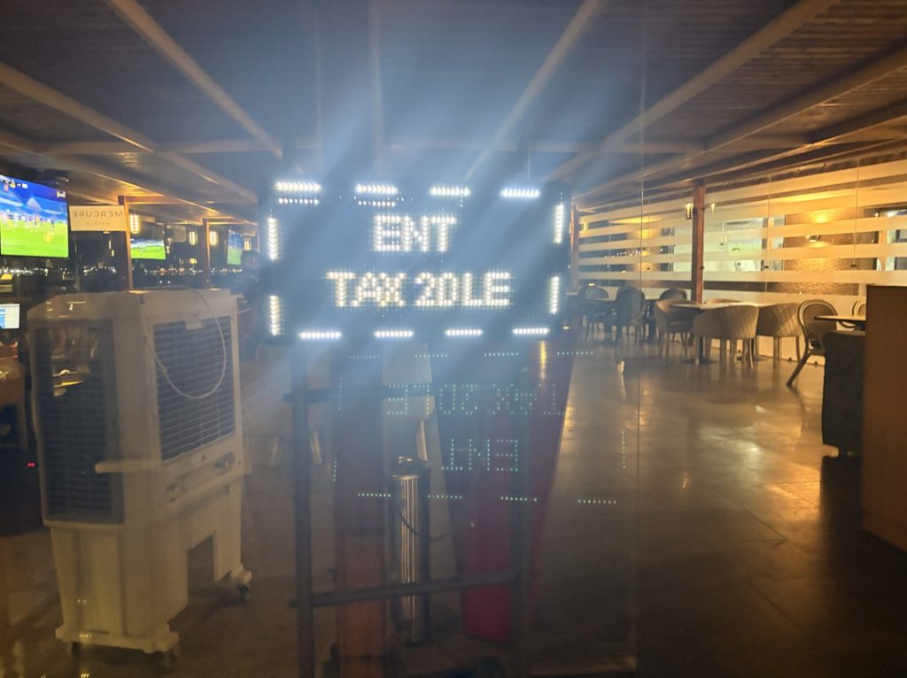 エジプト、イスマイリアのメルキュールカフェレストランのサービス料金の案内掲示板