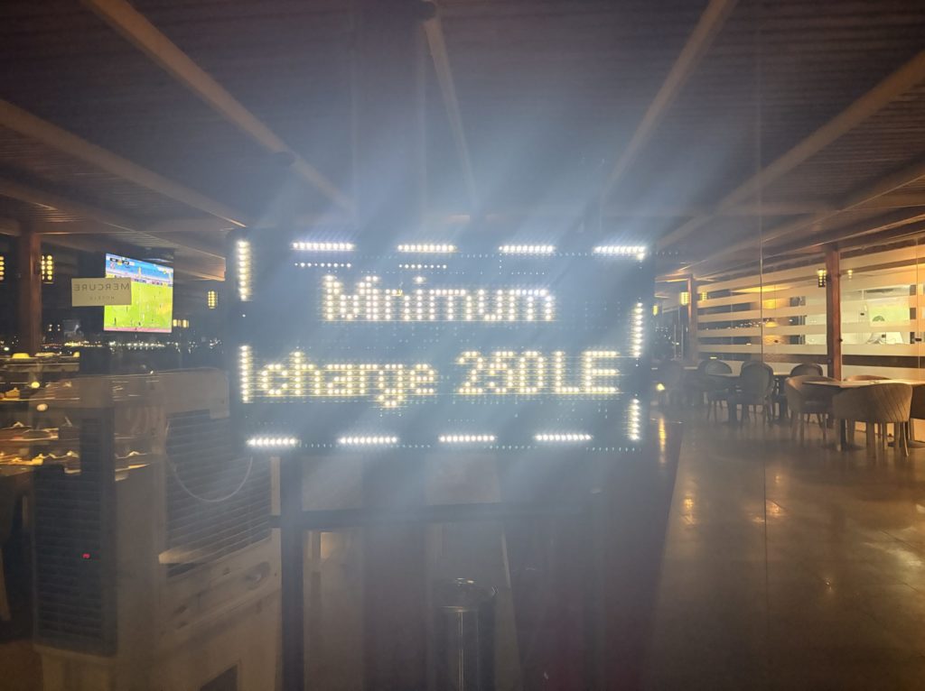 エジプト、イスマイリアのメルキュールカフェレストランのミニマムチャージ額の案内掲示板